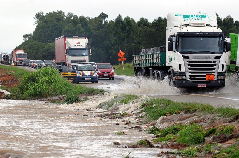 Trecho em Tapes ficou interrompido para tr&aacute;fego por quatro horas