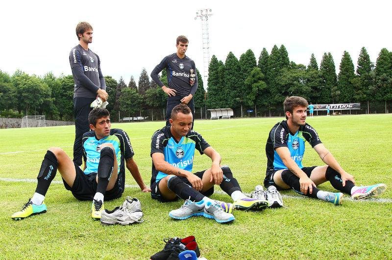 Enderson chama quatro garotos do time B para completar treino