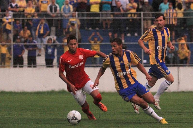 Pelotas vence por 3 a 2