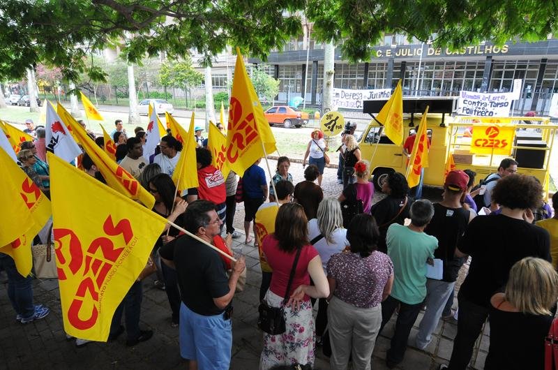 Manifestantes demonstraram insatisfa&ccedil;&atilde;o com pol&iacute;tica educacional do Estado