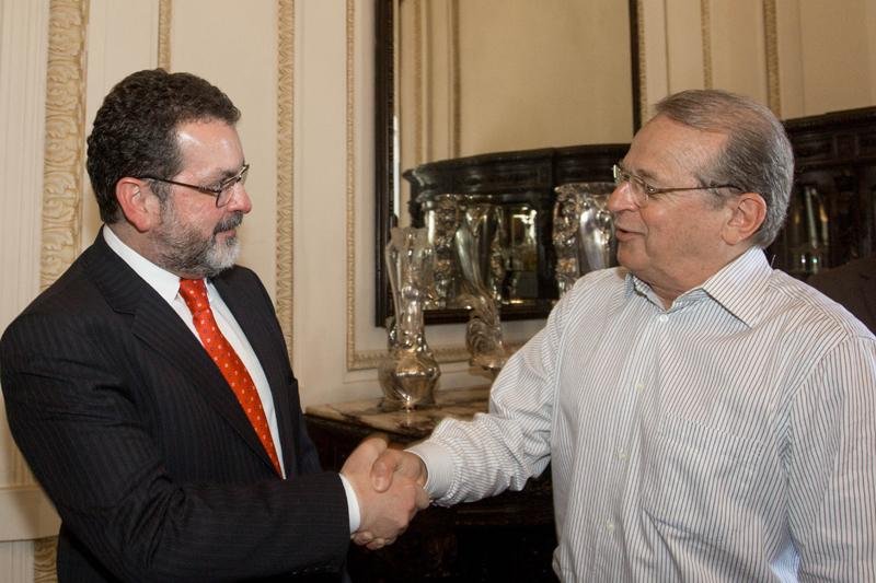 Governador Tarso Genro recebe Fausto Loureiro, novo Diretor de Obras da Secretaria de Obras, no Pal&aacute;cio Piratini