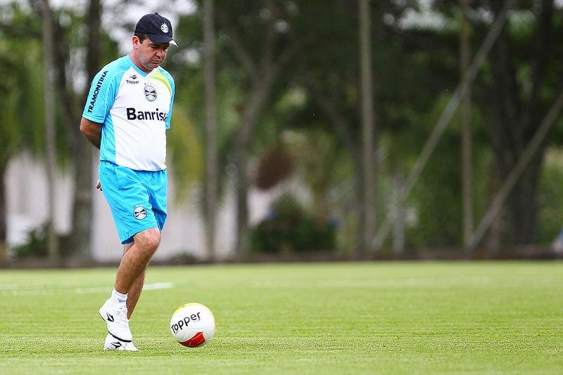 T&eacute;cnico Enderson Moreira j&aacute; tem o time titular gremista na cabe&ccedil;a