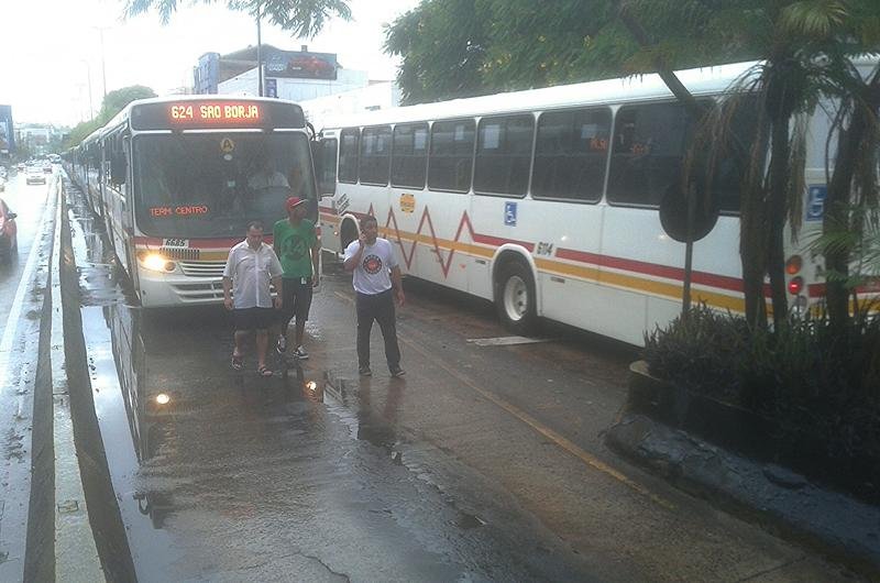 &Otilde;nibus trafegam lentamento na avenida Farrapos