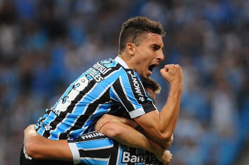 Gr&ecirc;mio espera definir a venda do lateral Alex Telles para o Galatasaray at&eacute; amanh&atilde;