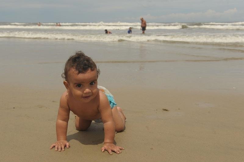 Aos 10 meses, Kau&atilde; j&aacute; diverte-se na praia