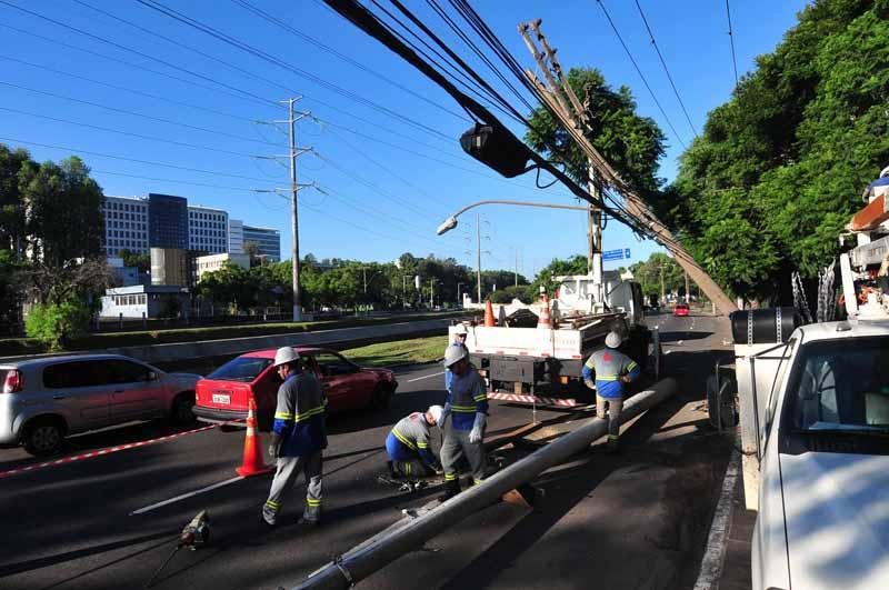 CEEE retira poste da avenida Ipiranga