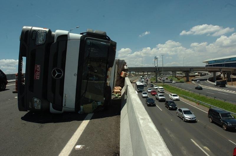 Caminh&atilde;o carregado de erva-mate tomba na Rodovia do Parque