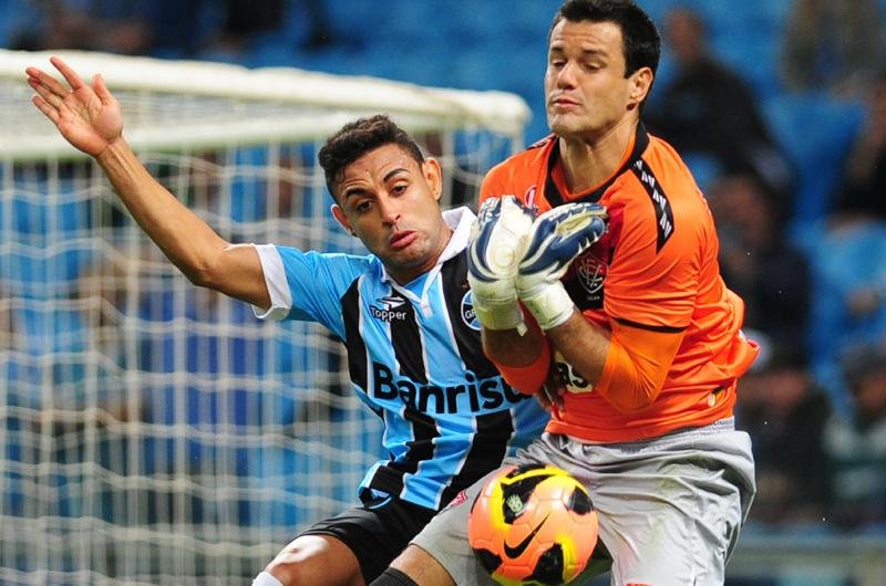 Alex Telles contou que se despediu &acute;umas cinco vezes&acute; at&eacute; venda ao Galatasaray ser confirmada