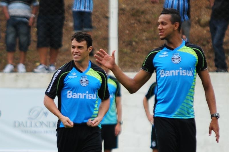 Kleber &eacute; destaque e marca quatro gols em coletivo do Gr&ecirc;mio