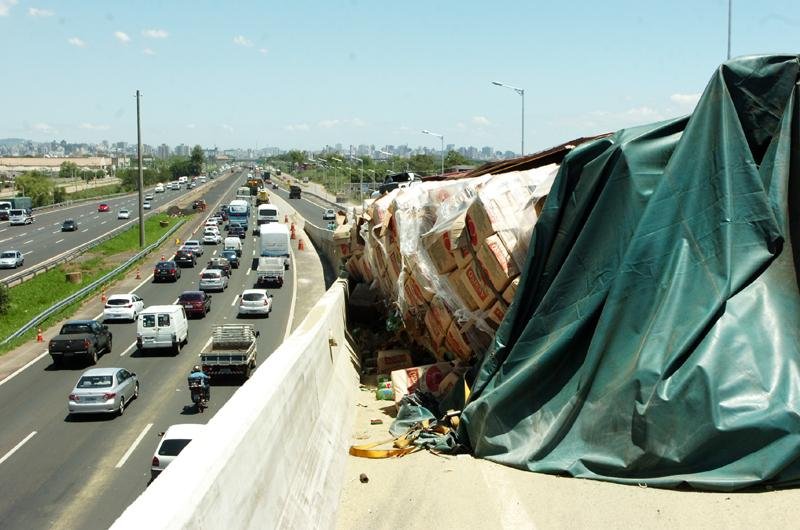 Tombamento de caminh&atilde;o gera pedido da PRF para melhor sinaliza&ccedil;&atilde;o do trecho