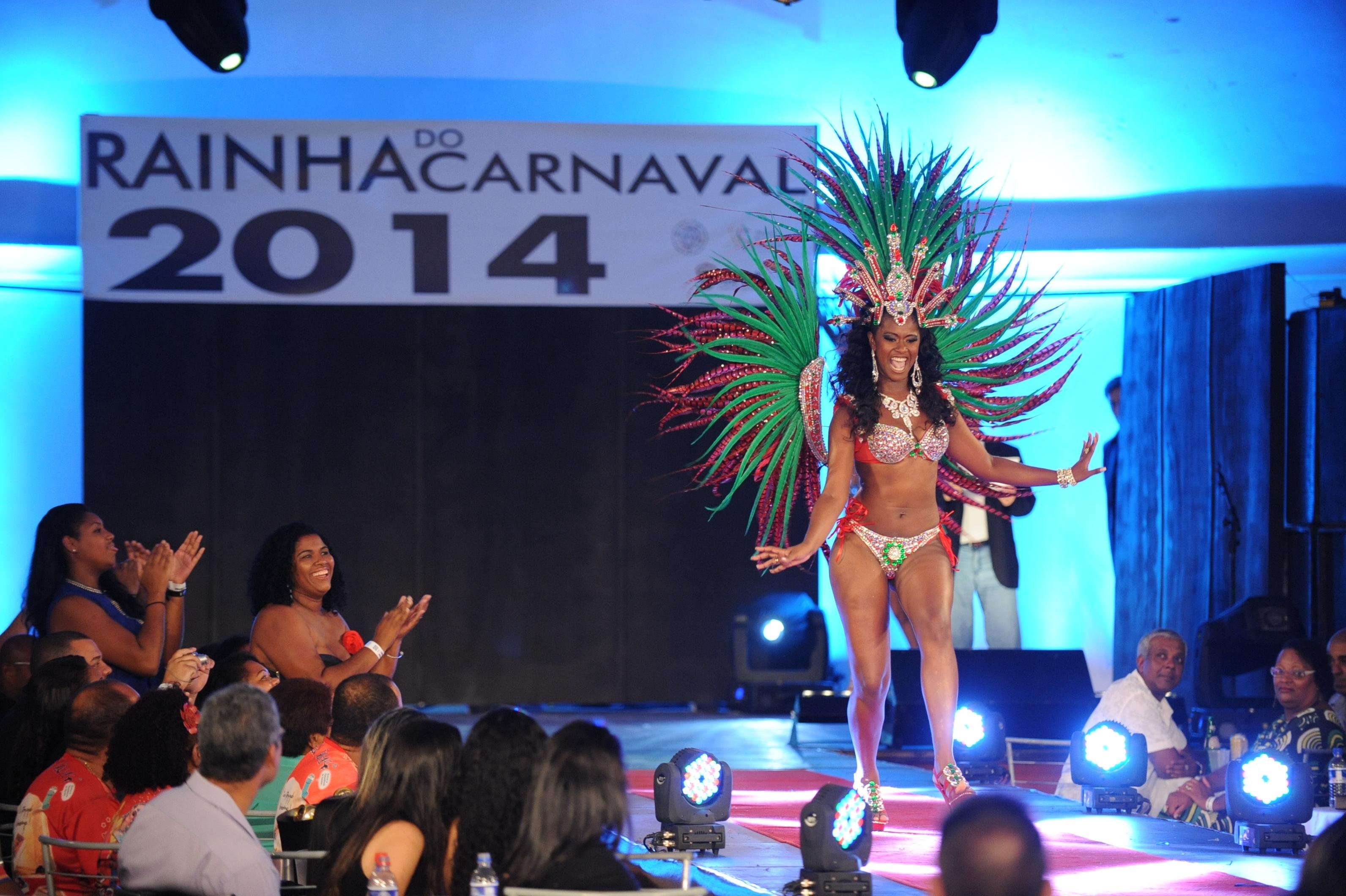 Mostrando samba no p&eacute;, Brennda Martins garantiu a coroa de Rainha