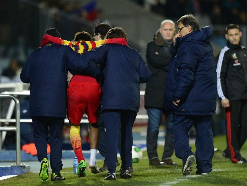 Neymar precisou de aux&iacute;lio para deixar o gramado