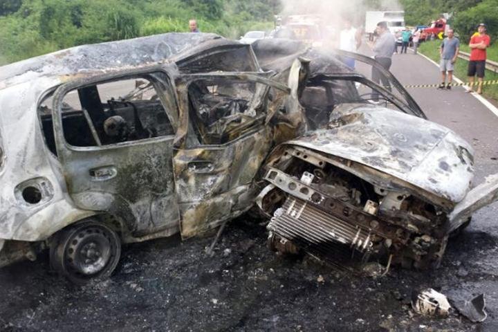 Dois carros ficaram completamente queimados na colis&atilde;o
