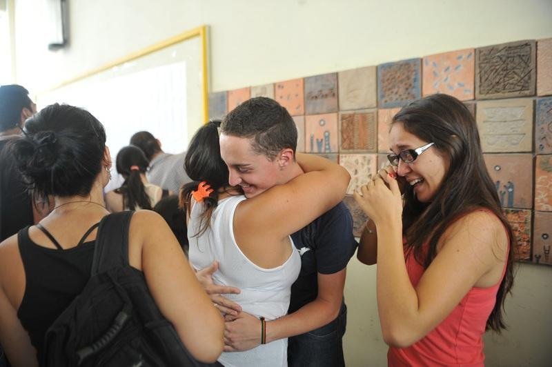 Jovens se emocionam ao verem seus nomes no list&atilde;o