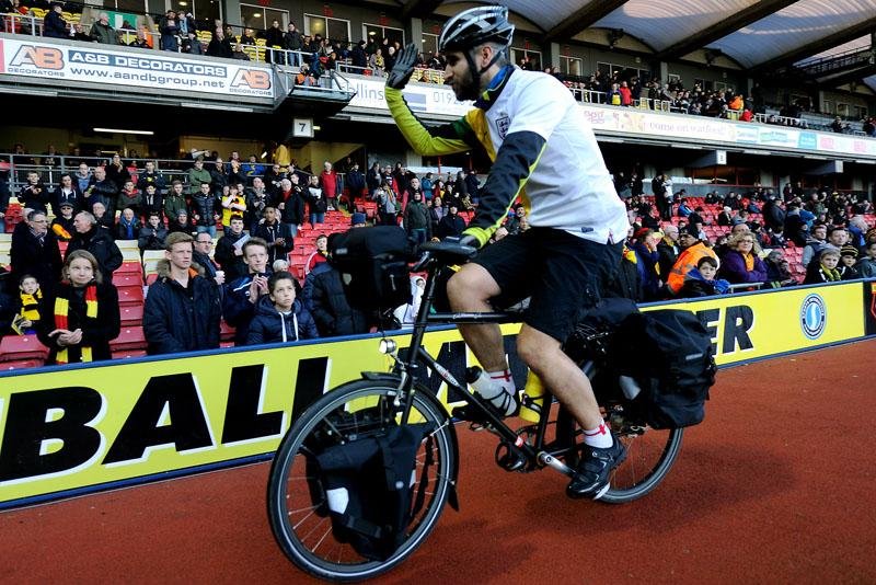Ingl&ecirc;s percorrer&aacute; 8,8 mil quil&ocirc;metros de bicicleta