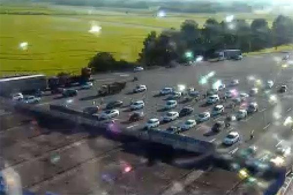 Mais de 51 mil ve&iacute;culos devem seguir para as praias atrav&eacute;s da freeway nesta sexta-feira