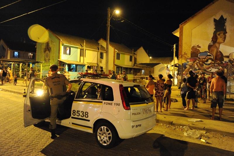 Carro passou atirando na avenida Volunt&aacute;rios, deixando ainda idoso e menor gr&aacute;vida feridos