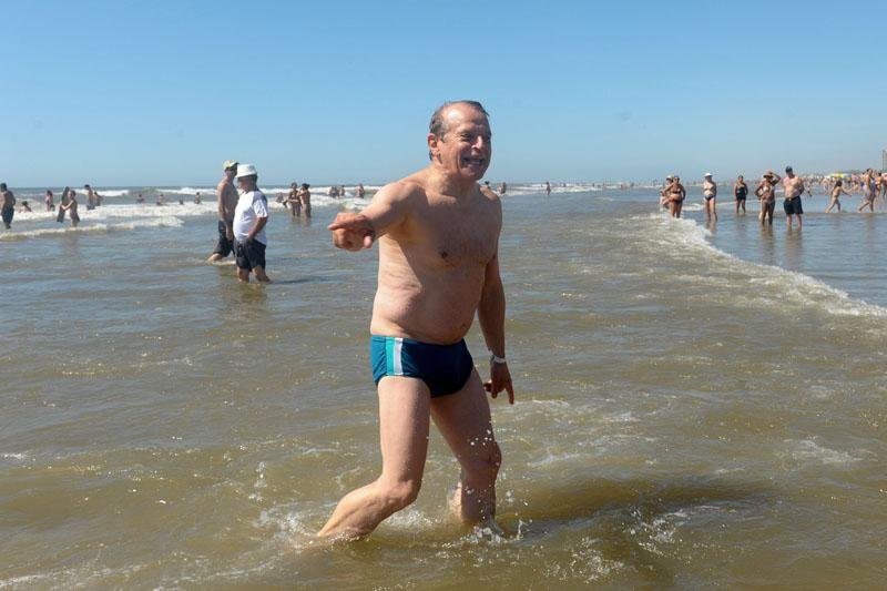 Tarso Genro toma banho de mar em Cap&atilde;o da Canoa