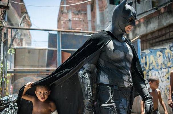 Batman carioca &eacute; festejado quando circula pelas ruas do Rio de Janeiro