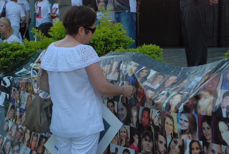 Caminhada marca come&ccedil;o de homenagens a v&iacute;timas da Kiss