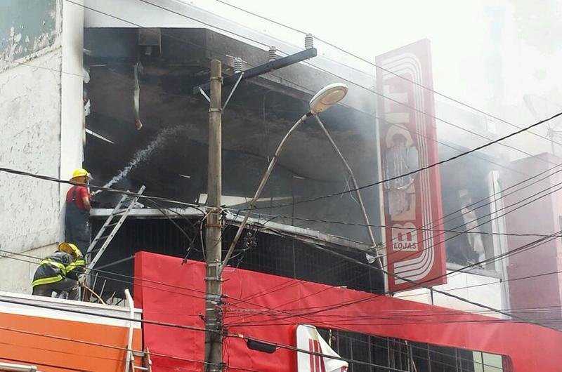 Inc&ecirc;ndio atinge loja no Centro de Canoas