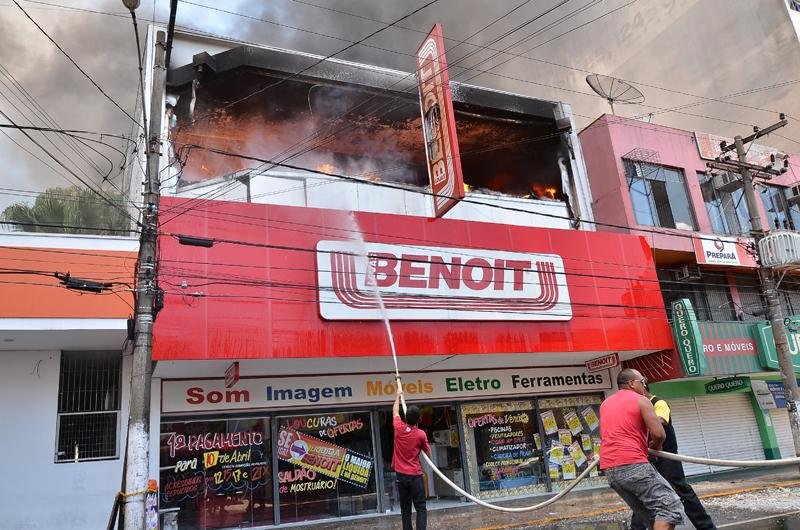 Ap&oacute;s mais de duas horas, o Corpo de Bombeiros conseguiu controlar as chamas 