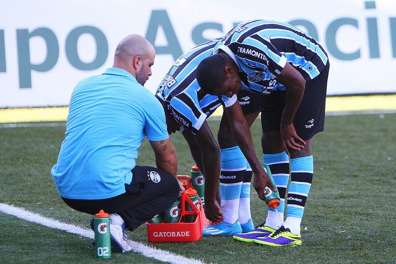 Jogadores tentam se refrescar na estreia pelo Gauch&atilde;o