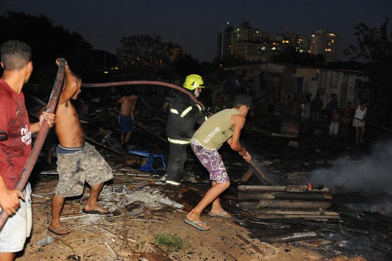 Inc&ecirc;ndio atingiu um casebre da vila Resbalo, na zona Sul
