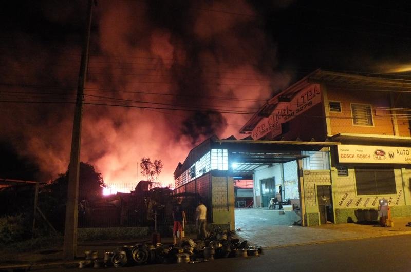 Corpo de Bombeiros da cidade precisou de refor&ccedil;os de munic&iacute;pios vizinhos para combater as chamas