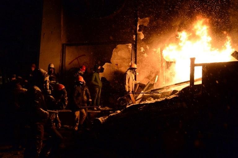 Manifestantes e pol&iacute;cia se atacam com coquet&eacute;is molotov, balas de borracha e bombas de efeito moral