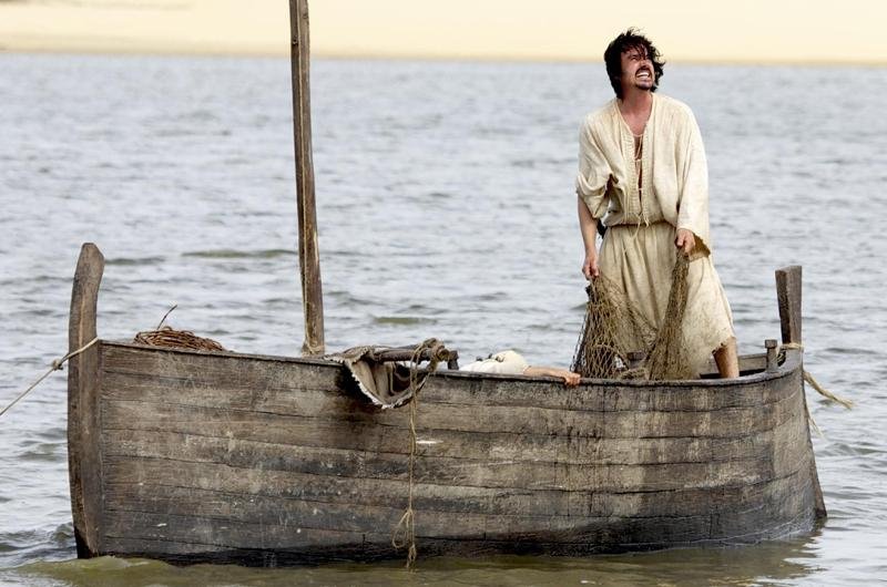 Caio Junqueira vive o pescador Sim&atilde;o no primeiro epis&oacute;dio de "Milagres de Jesus"