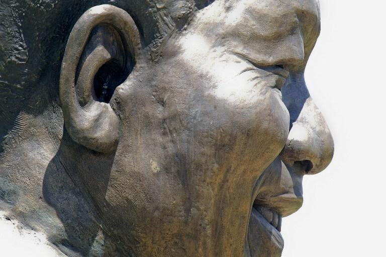 Segundo os escultores, o coelho representa o pouco tempo que tiveram para acabar a obra
