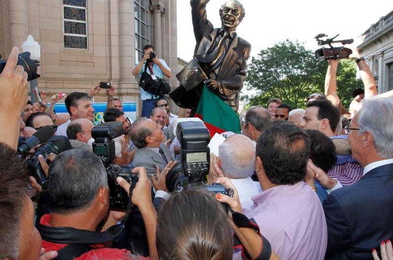 Diversas personalidades pol&iacute;ticas estiveram na inaugura&ccedil;&atilde;o do monumento