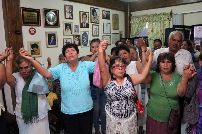 Familiares de Edgar Tamayo oram na casa de seu pai no Estado de Morelos, M&eacute;xico, na &uacute;ltima ter&ccedil;a-feira,um dia antes de sua execu&ccedil;&atilde;o