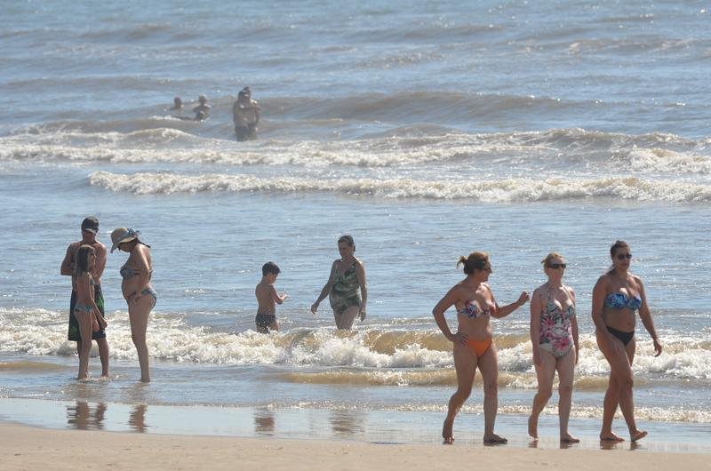O mar esteve calmo e com bandeira amarela