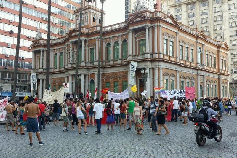 Protesto re&uacute;ne cerca de 200 manifestantes em frente &agrave; prefeitura de Porto Alegre
