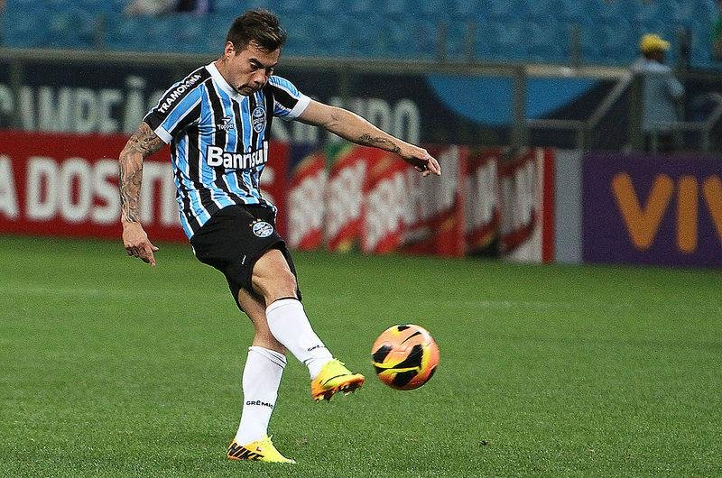 Valencia anuncia a contrata&ccedil;&atilde;o do atacante Vargas
