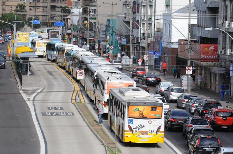 &Ocirc;nibus circularam na velocidade m&iacute;nima permitada nesta manh&atilde;