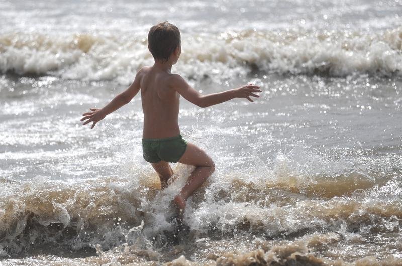 Mesmo com tempo n&atilde;o t&atilde;o bom, crian&ccedil;as aproveitaram o mar