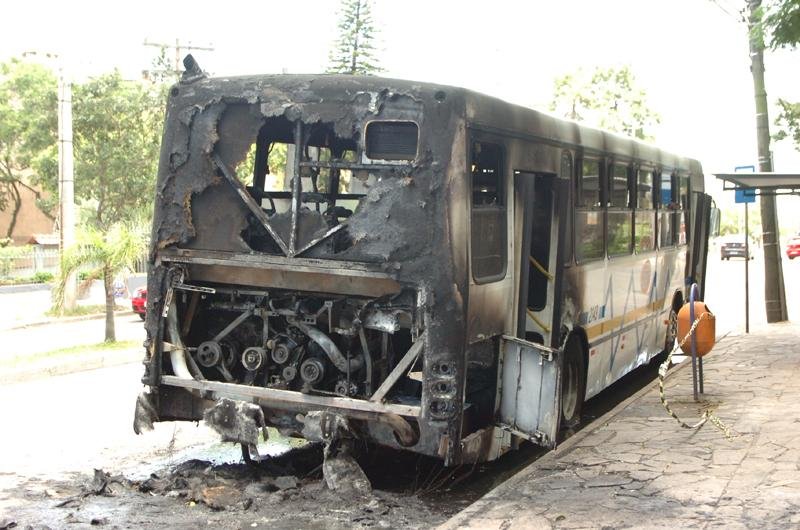 &Ocirc;nibus ficou completamente destru&iacute;do