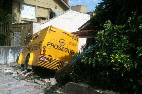 Condutor perdeu o controle do ve&iacute;culo ap&oacute;s colis&atilde;o com Fiat no bairro Tristeza, em Porto Alegre