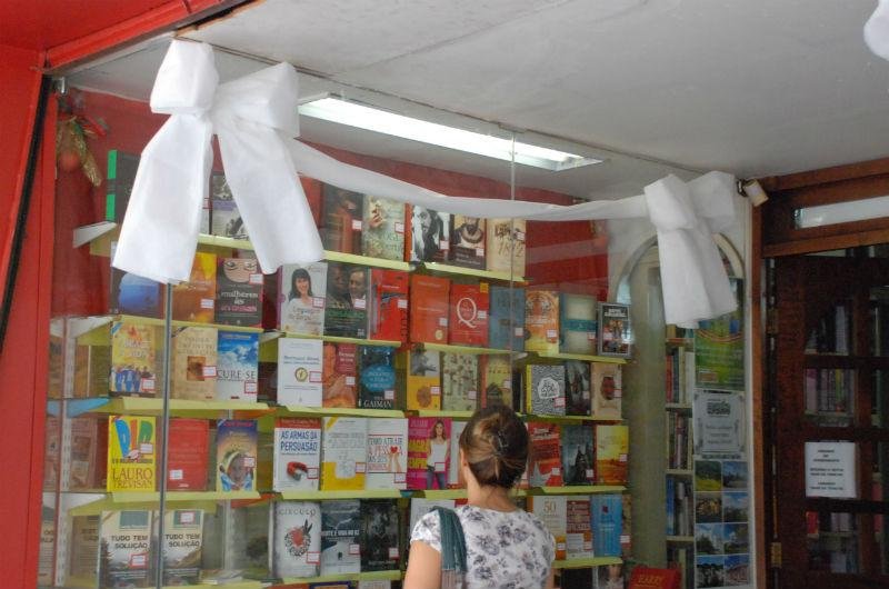 Com&eacute;rcio lembra um ano da Kiss com tecidos brancos