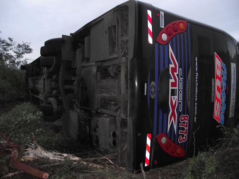&Ocirc;nibus tomba e deixa 15 feridos perto de Alegrete