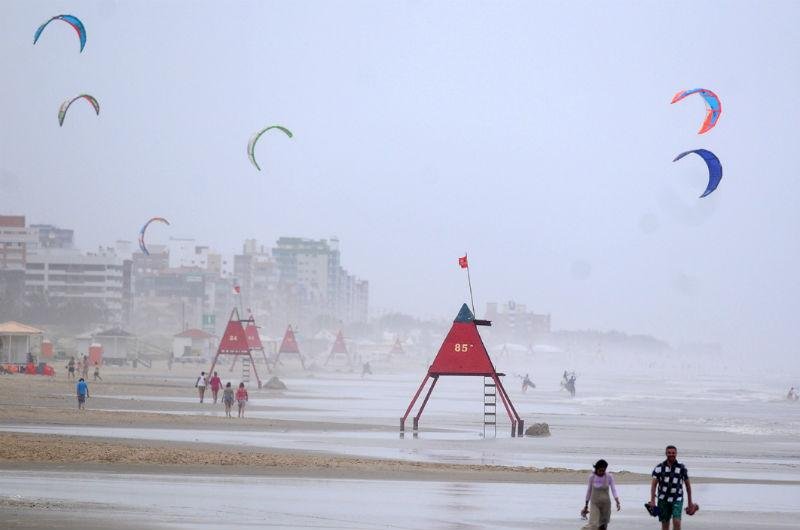 Poucas pessoas foram para a beira do mar em Atl&acirc;ntida