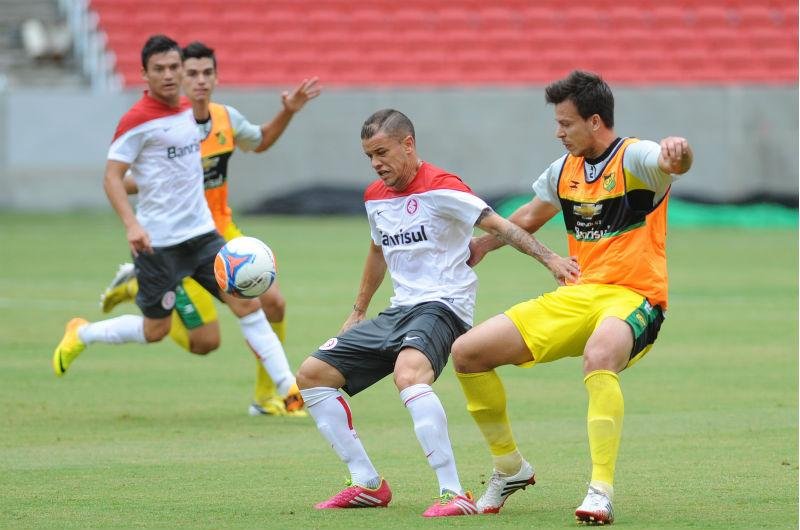 Inter goleia Cer&acirc;mica em jogo-treino e primeiro teste do Beira-Rio