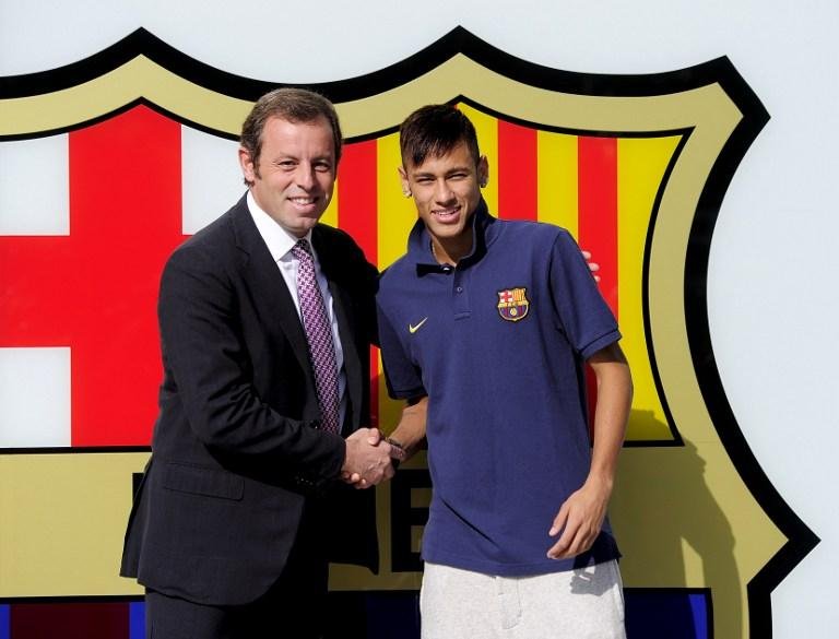Supostas irregularidades do contrato de Neymar (D) fizeram presidente do Bar&ccedil;a renunciar (E)