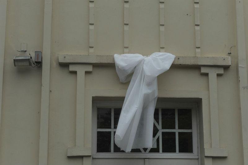 Panos brancos foram colocados nas janelas de bares para homenagear as v&iacute;timas