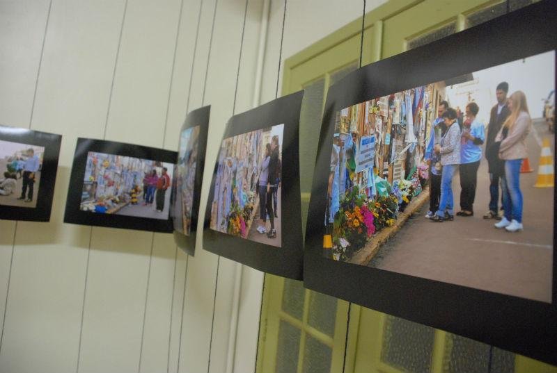 Exposi&ccedil;&atilde;o &eacute; um projeto dos professores Laura Fabricio e Antonio Fausto Neto