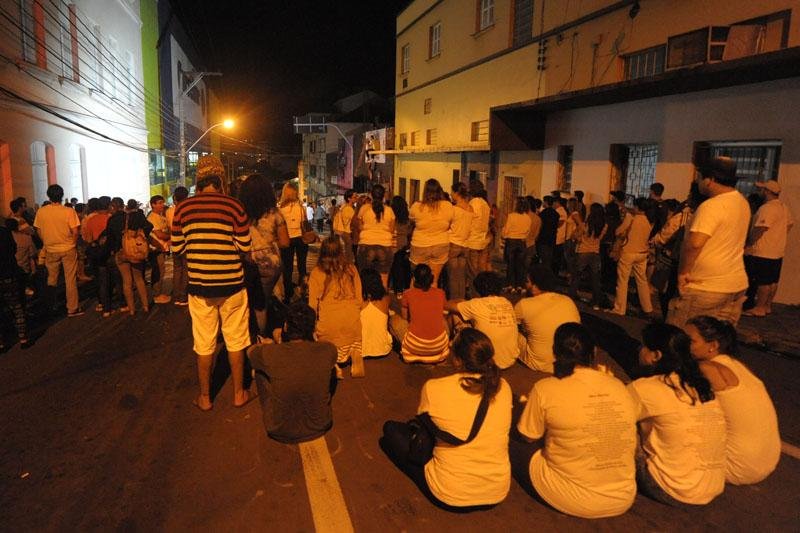  	Homenagens &agrave;s v&iacute;timas da trag&eacute;dia iniciaram durante a madrugada 