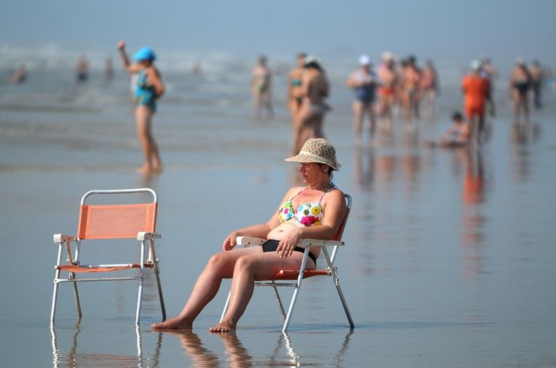 Apesar do vento, veranistas n&atilde;o deixam de aproveitar a praia 